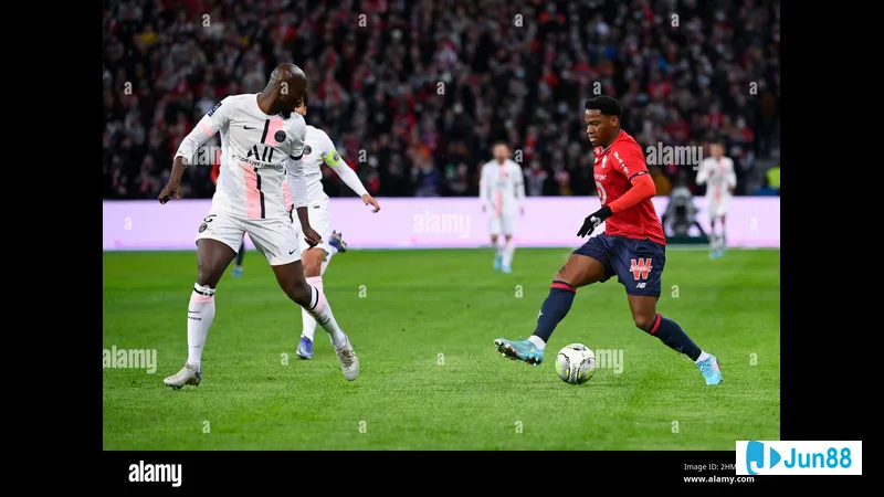 Cầu thủ của PSG đang nỗ lực cản phá cú sút của cầu thủ Lille trong trận đấu