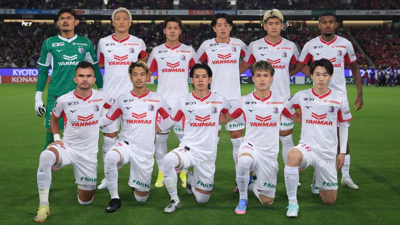Cầu thủ Kyoto Sanga và Gamba Osaka tranh chấp trên sân Cầu thủ Kyoto Sanga và Gamba Osaka tranh chấp trên sân