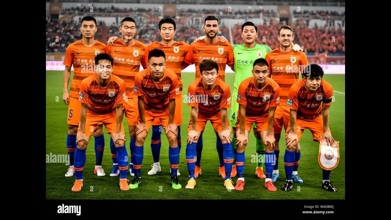 Cầu thủ Shandong Taishan và Yunnan Yukun tranh chấp quả bóng
